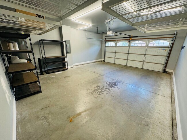 Building Photo - 2-Level Condo in Five Oaks of Lebanon