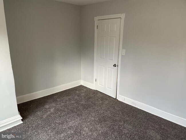 Building Photo - 532 E Mayland St