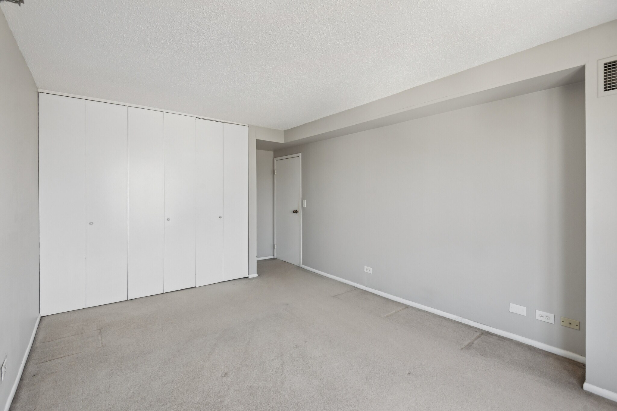 Building Photo - 1212 N La Salle Dr