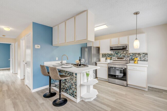 Building Photo - Spacious, sleek & central: 2Bedroom/2Bath condo in Daytona Beach!