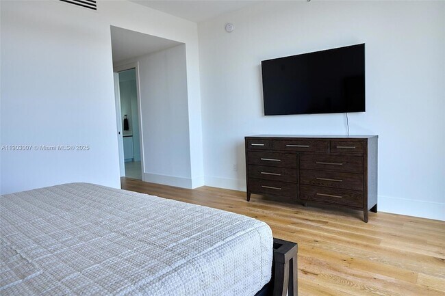 Building Photo - 160 Isle of Venice Dr