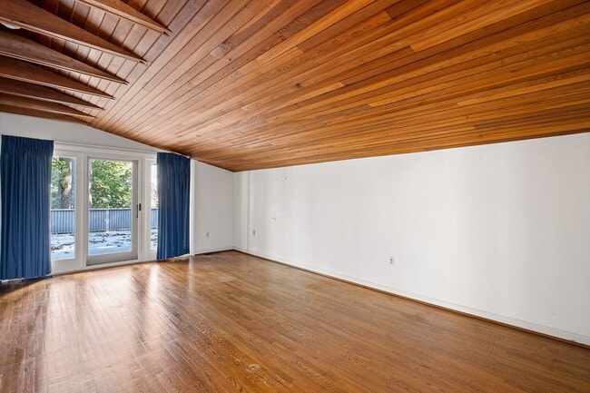 Building Photo - Mid Centurty Modern Home