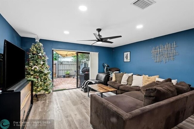Building Photo - 3082 S Oakland Forest Dr