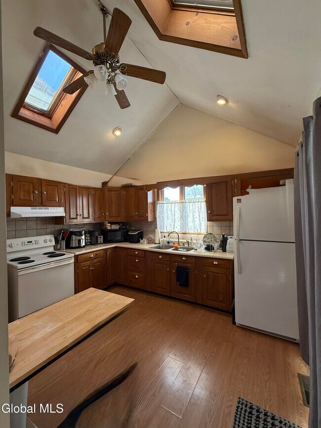 Building Photo - 120 Van Dam St