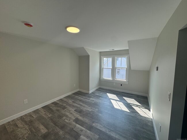 Building Photo - 267 Hebron Ave