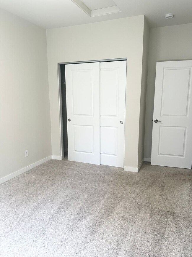 Building Photo - Modern 2-bed, 2-bath Townhome in Shoreline.