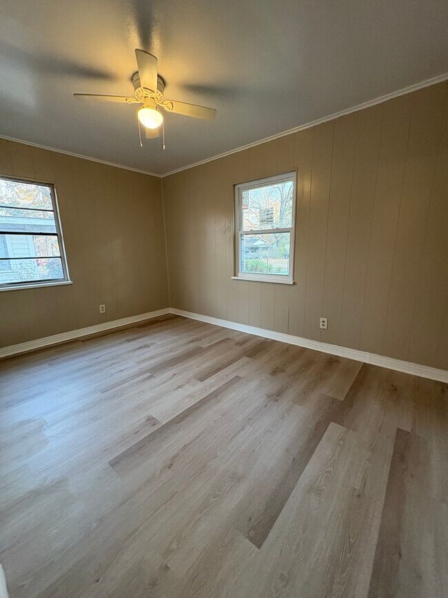 Building Photo - Amazing 4 bedroom/2 bath Home with Fireplace and Central Air & Heat!