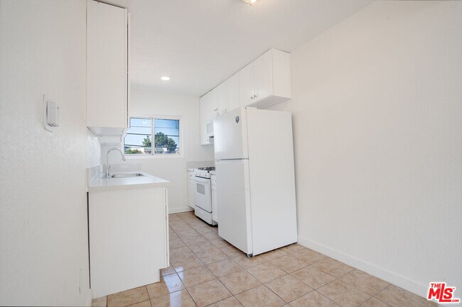 Building Photo - 241 W 84th St