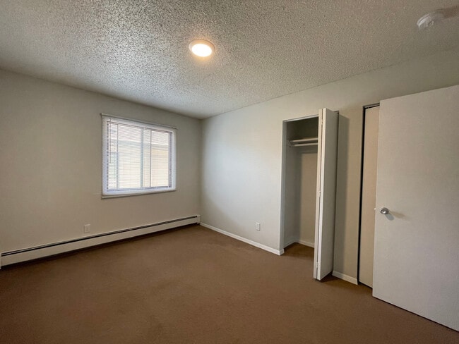 Building Photo - 436 S Van Buren St