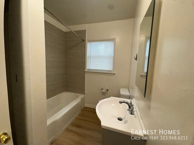 Building Photo - 127 N Doheny Dr