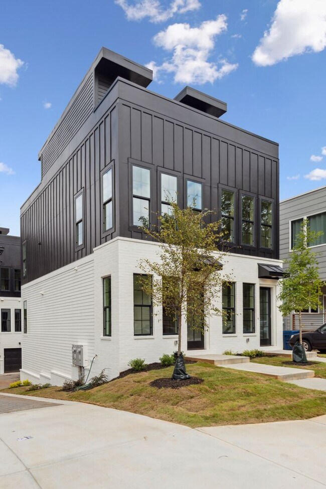 Primary Photo - Designer Townhome Walking Distance to Summ...