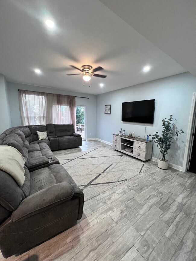Building Photo - 5009 El Molino Dr