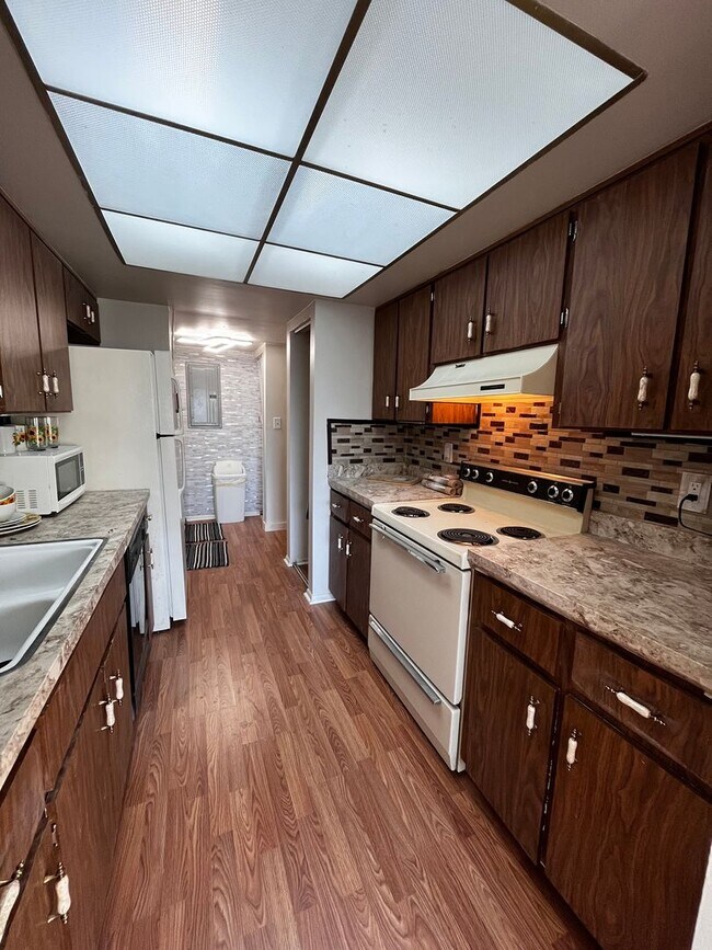 Building Photo - Hourglass District Condo - 2/2 with attached garage