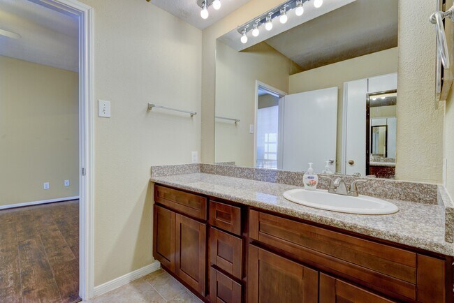 Building Photo - 2121 El Paseo St