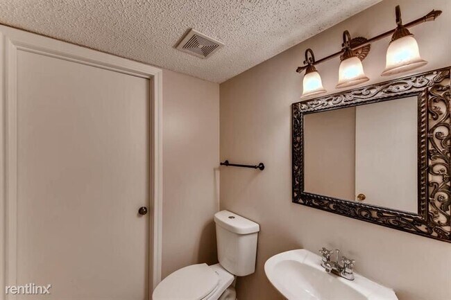 Building Photo - 4 br, 2.5 bath House - 3305 Castle Drive UNIT