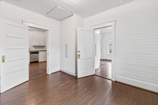 Building Photo - Savannah Eastside Home | 2 Bed 1 Bath | Remodeled Kitchen | In-Unit W/D | Private Driveway