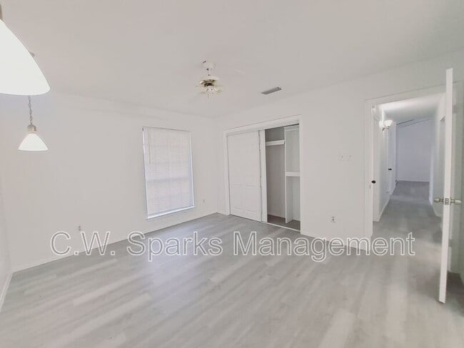 Building Photo - 3517 Hillridge Dr