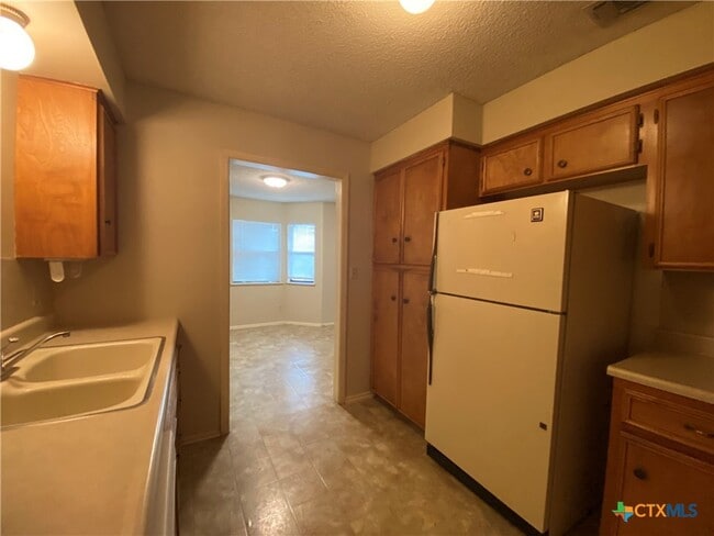 Building Photo - 40 Royal Crest