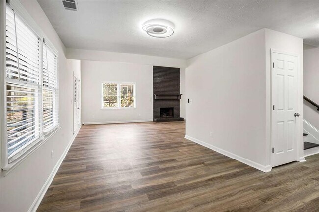 Building Photo - 1813 N Creek Cir