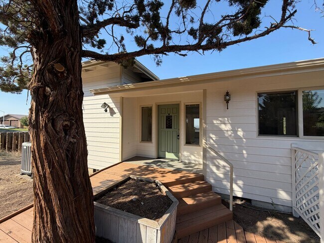 Building Photo - 3405 SW Hillcrest Dr