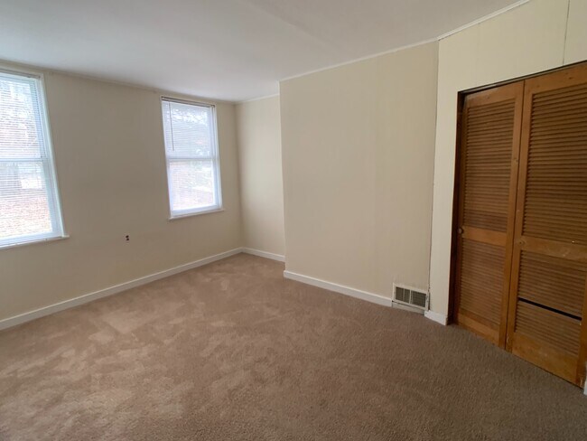 Building Photo - Great 2 bed 2 bath with bonus attic space house located steps from shopping.