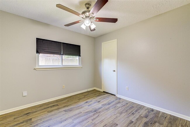 Building Photo - 8114 Glorieta Dr