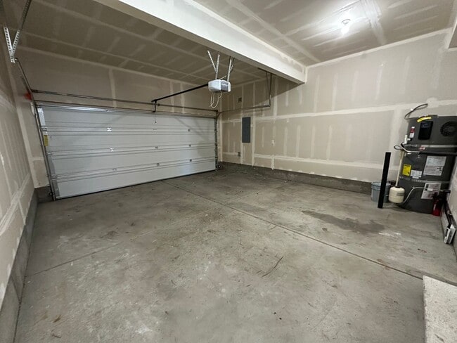 Building Photo - 4 bedroom 2.5 bathrooms in the beautiful M...