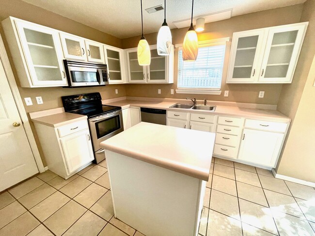 Building Photo - Spacious 3 Bedroom Home in South Columbia