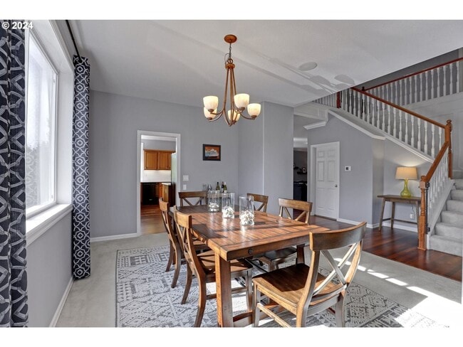 Building Photo - IMMACULATE & LOVELY 5 bed, 3 bath, + huge bonus room that can serve as a 5th bedroom, 2 car garage