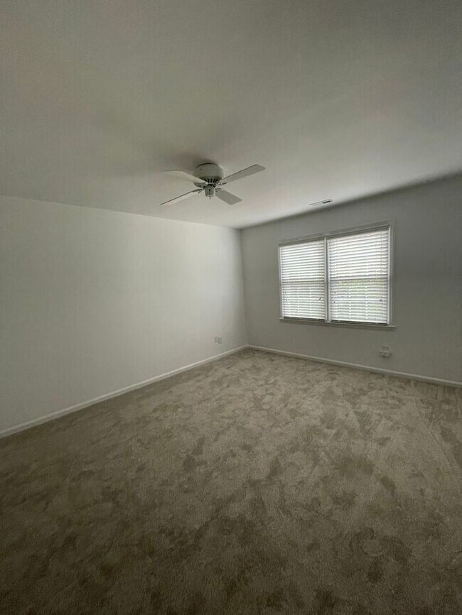 Building Photo - Beautiful 3-bedroom, 2.5 bath townhome in the highly desirable Governors Square subdivision.