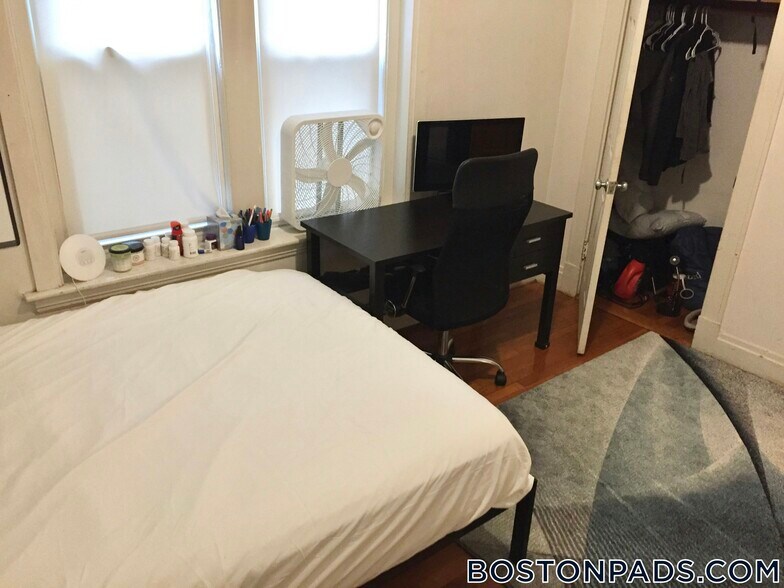 Building Photo - 157 Thorndike St