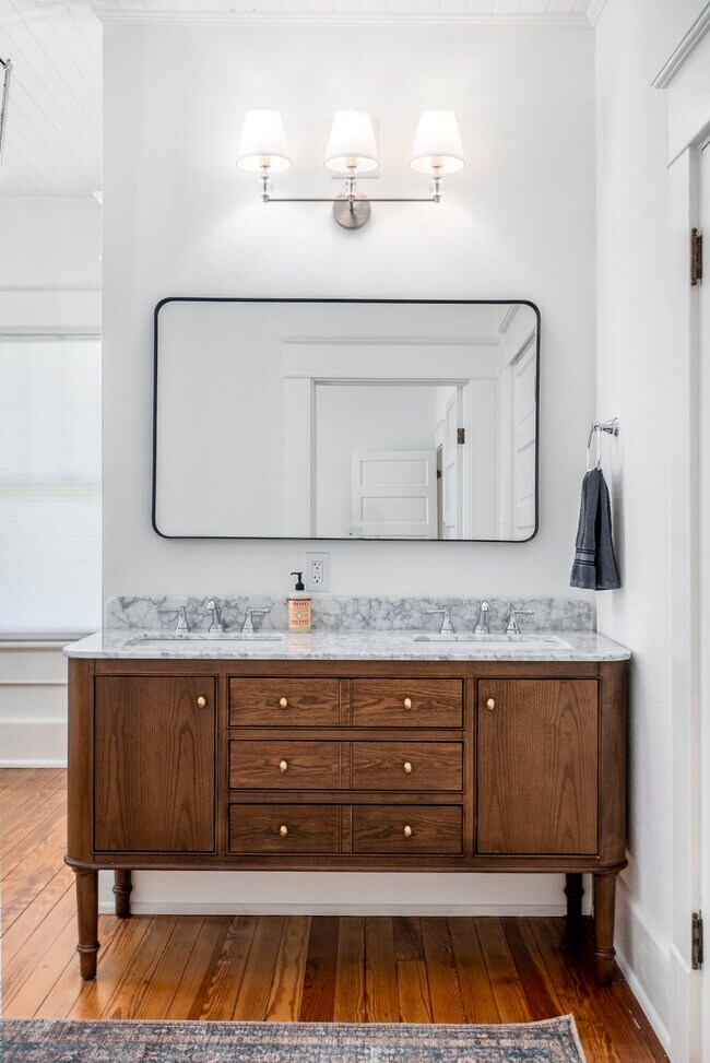 Building Photo - 227 Kershaw St NE