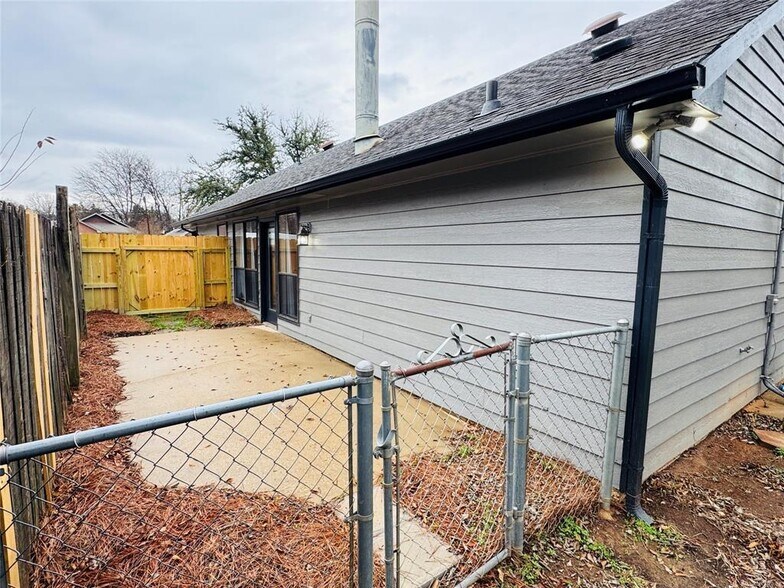 Building Photo - 6008 Woodrun Ct