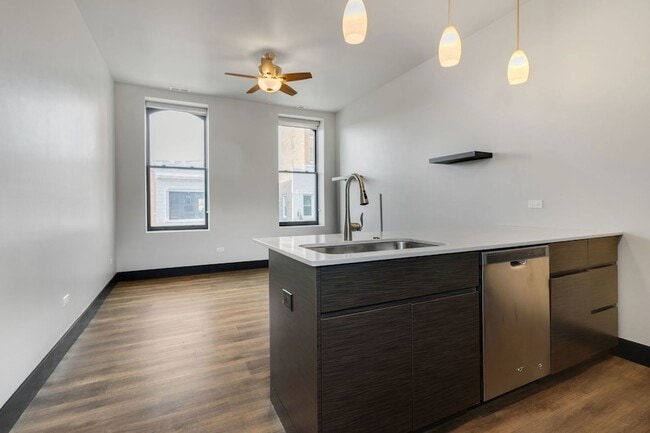 Building Photo - 6 E Downer Pl