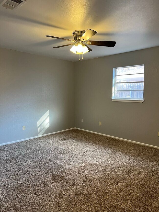 Building Photo - 3/2/2 South West Lubbock