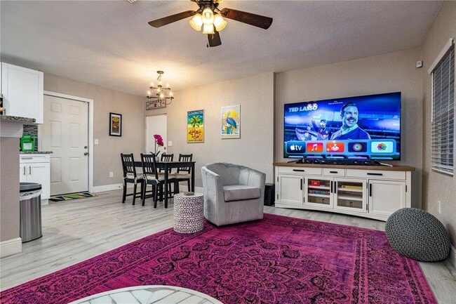 Building Photo - 113 W Adalee St