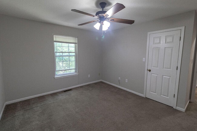 Building Photo - 5569 Pinehurst Ln