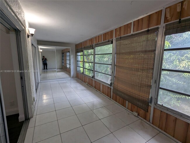 Building Photo - 609 S State Rd 7