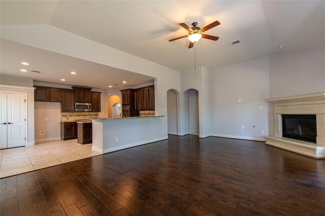 Building Photo - 7 Whispering Thicket Pl