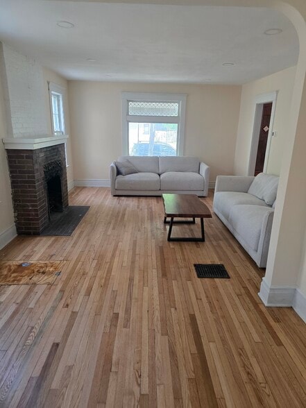 Building Photo - 712 Dewey Ave