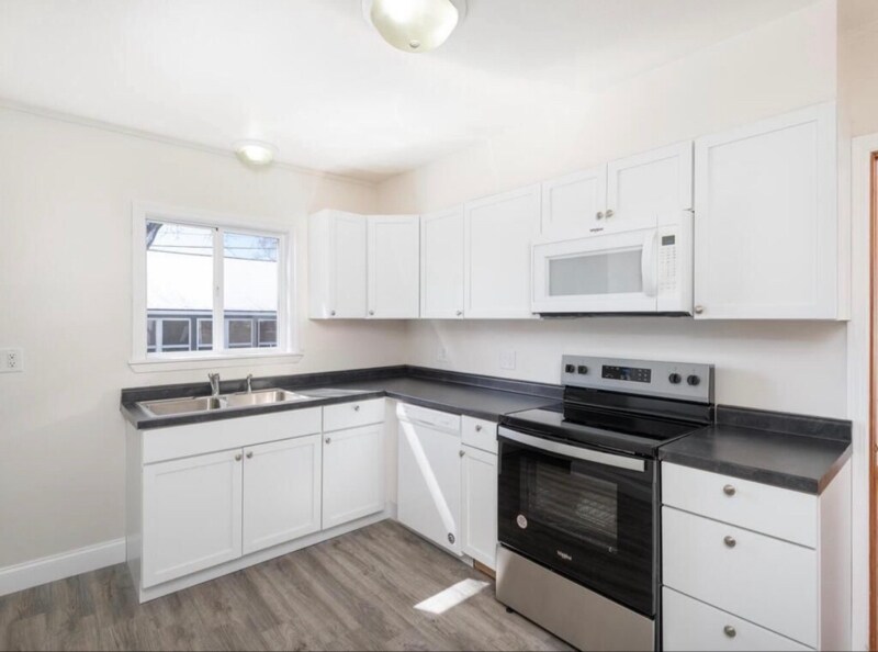 Building Photo - 884 Hyacinth Ave E