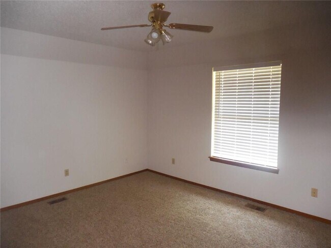 Building Photo - 12613 Whispering Hollow Dr