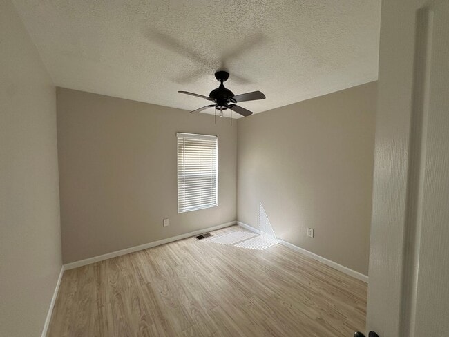 Building Photo - 3 bedroom 2.5 Bath Home in gated NE heights