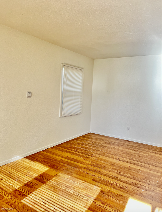 Building Photo - 1 br, 1 bath Triplex - 358 Gould Street 358