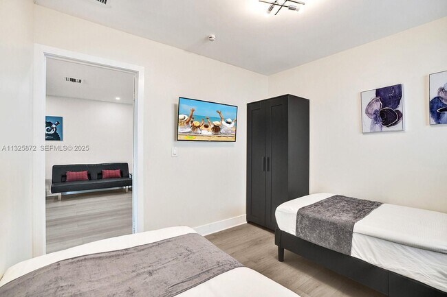 Building Photo - 1018 Adams St