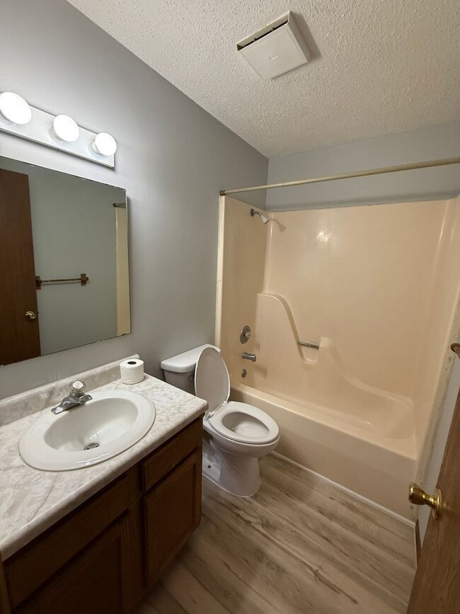Building Photo - Refreshed 2-Bedroom Duplex in the Heart of...