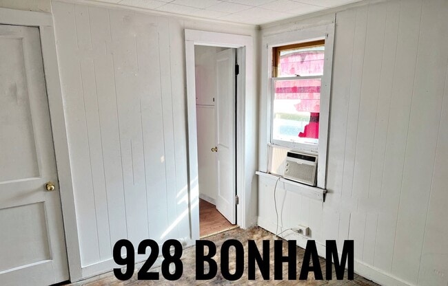 Building Photo - 928 S Bonham above garage apartment 1/2 of...