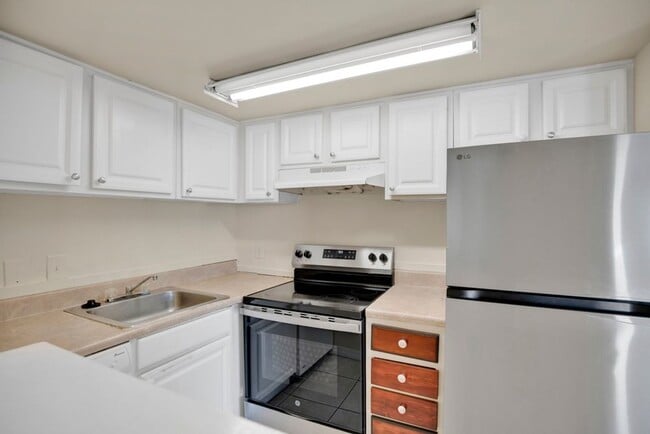 Building Photo - 2/1 Near UCF