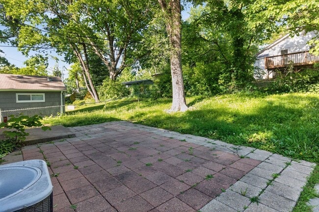 Building Photo - Unbeatable Prairie Village Location - 3BR/1BA Home, Fully Fenced Yard, Laundry Hook Ups, Attached...