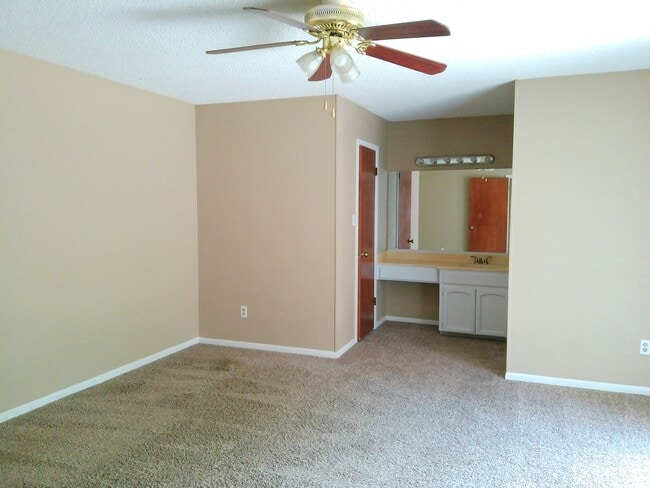 Building Photo - 862 Siskin Cir